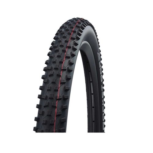 Ett Schwalbe Rocket Ron Evo Super Race mountainbike-däck i svart visas i detalj. Däcket har ett aggressivt mönster och röda detaljer, presenterat under jämnt, studioliknande ljus.