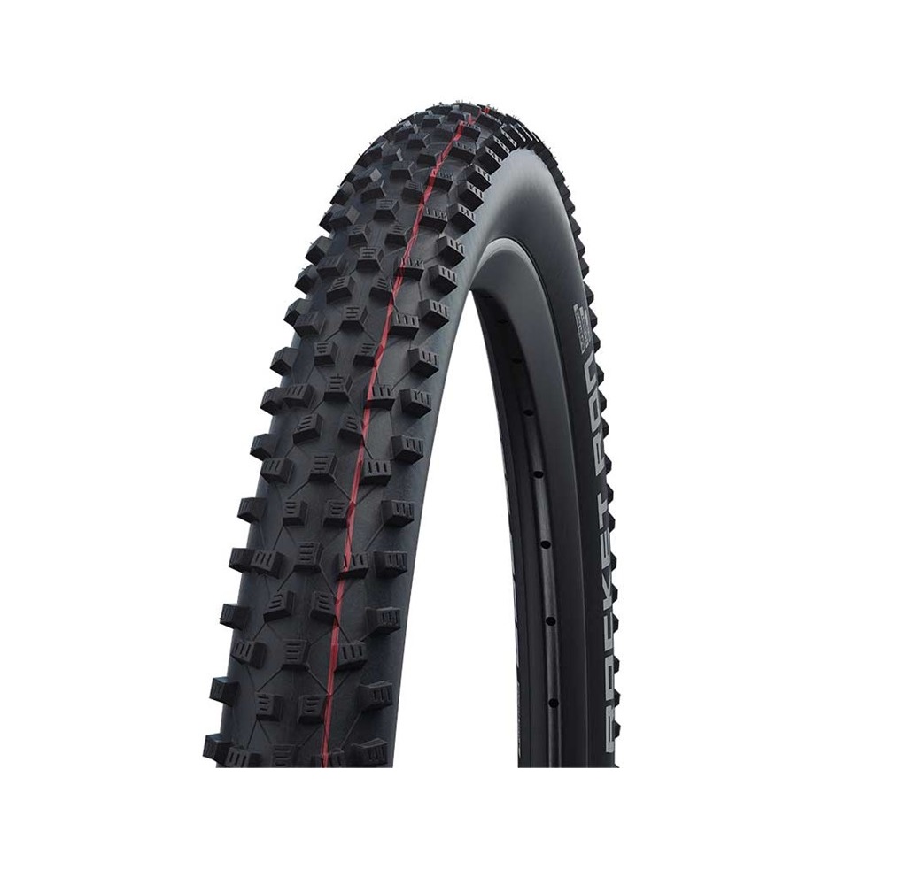 11600385.03 Närbild på ett Schwalbe Rocket Ron Evo Super Race MTB-däck, 29x2,25 tum, i svart. Däcket har ett distinkt mönster och röda detaljer, med en suddig bakgrund.