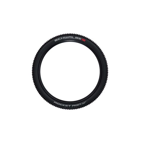 Ett svart Schwalbe Rocket Ron Evo Super Race TLE 29x2,25" däck visas. Däcket är i fokus och belysningen är jämn, vilket framhäver detaljerna i mönstret och varumärket.