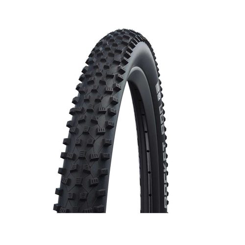 Ett 27,5" Schwalbe Rocket Ron MTB-däck visas i starkt studioljus. Mönstret på däcket och märkningen "ROCKET RON" är tydliga och ger en detaljerad bild av däckets struktur och design.
