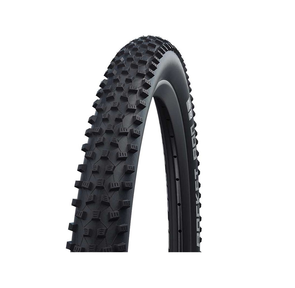 11601044 Ett svart Schwalbe Rocket Ron Performance line 29"x2,25" MTB-däck framifrån, belyst i studioljus. Däcket har ett grovt mönster för bra grepp på terräng.