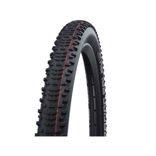 Detaljerat foto av ett Schwalbe Racing Ralph Super Ground EVO 29 x 2,25" MTB-däck. Däcket är svart med röda detaljer och står mot en vit bakgrund under starkt ljus.