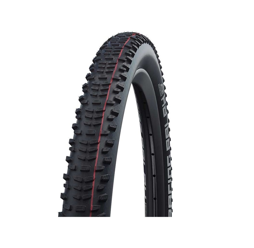 11601099.01 Detaljerat foto av ett Schwalbe Racing Ralph Super Ground EVO 29 x 2,25" MTB-däck. Däcket är svart med röda detaljer och står mot en vit bakgrund under starkt ljus.
