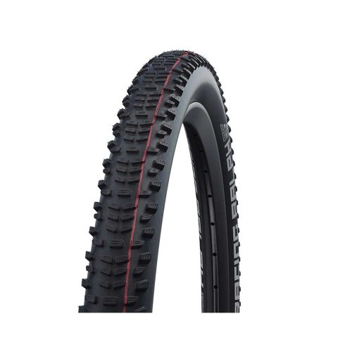 Detaljerat foto av ett Schwalbe Racing Ralph SnakeSkin 27,5 x 2,25 tums 650B mountainbike-däck. Studsigt mönster och röd linje framhävs i skarpt ljus mot en vit bakgrund.