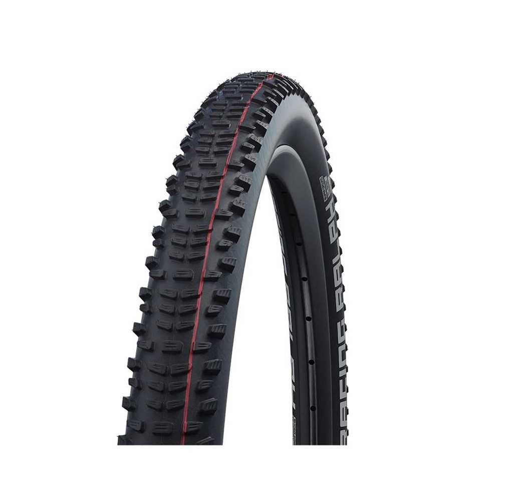 11601115.01 Detaljerat foto av ett Schwalbe Racing Ralph SnakeSkin 27,5 x 2,25 tums 650B mountainbike-däck. Studsigt mönster och röd linje framhävs i skarpt ljus mot en vit bakgrund.