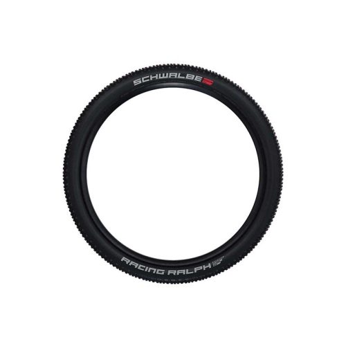 Ett cykeldäck av märket Schwalbe, modellen Racing Ralph, visas i en detaljerad bild. Däcket är svart och omges av en vit bakgrund. Belysningen är jämn och framhäver däcket.