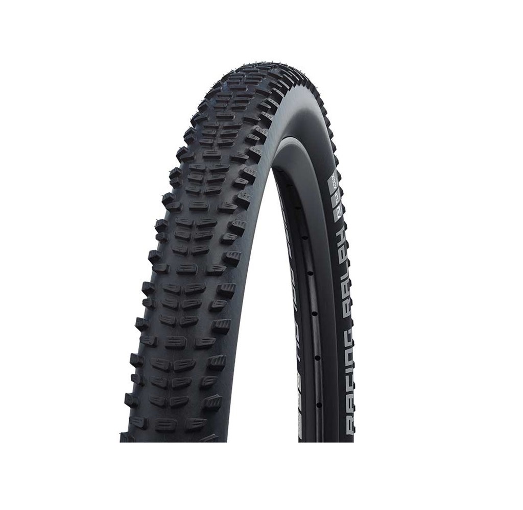 11601116 Detaljrik bild av ett Schwalbe Racing Ralph Performance 27,5 x 2,25 mountainbike-däck mot en vit bakgrund. Fokus på däckmönstret och den tydliga 'RACING RALPH'-texten.