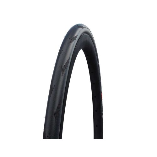 Detaljerat racerdäck Schwalbe Pro One EVO TLE mot vit bakgrund, framhävt i studioljus. Däckmönstret är tydligt och ger en känsla av hastighet och precision. Visar både däcksida och en del av slitbanan.