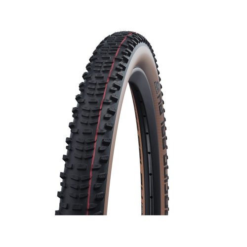 Ett detaljrikt foto av ett Schwalbe Racing Ralph Super Race EVO 29 x 2,25 vikbart mountainbike-däck, monterat på en fälg, mot en ren vit bakgrund, med fokus på mönster och textur.