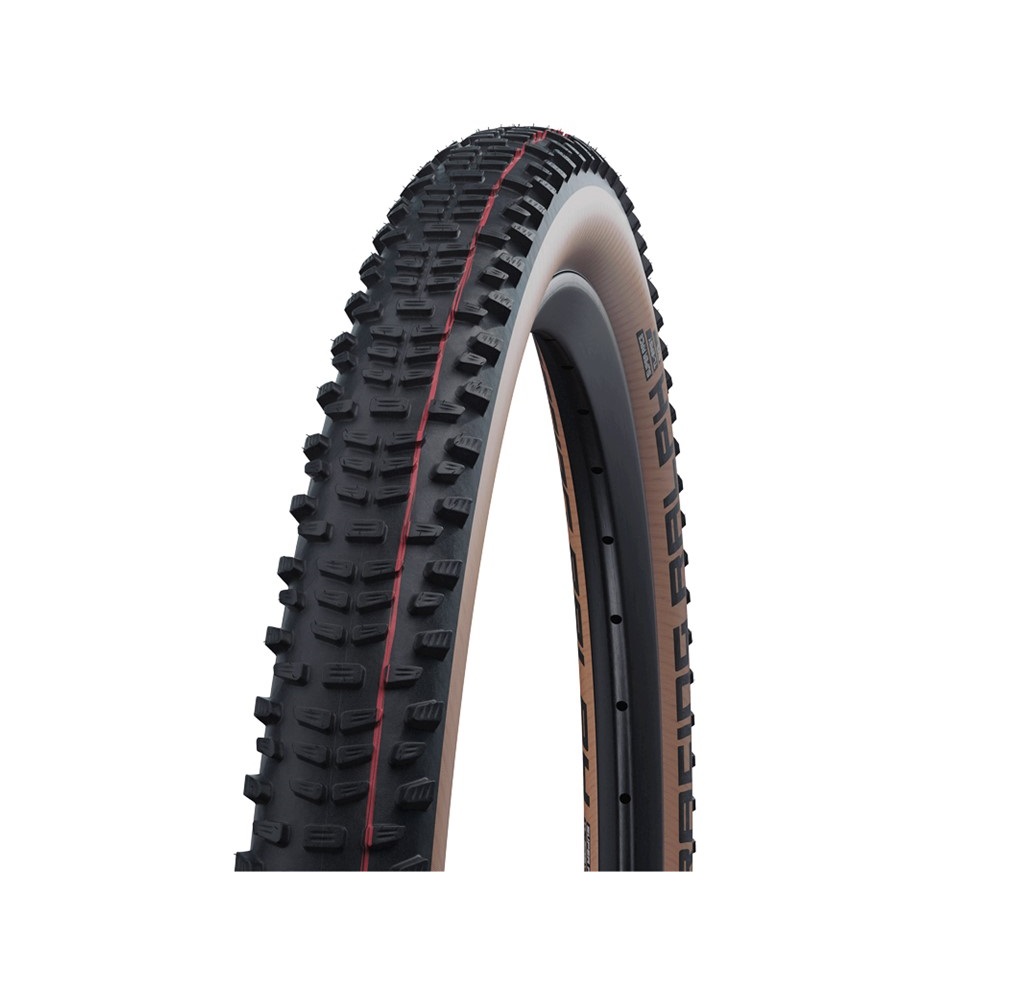11654049.01 Ett detaljrikt foto av ett Schwalbe Racing Ralph Super Race EVO 29 x 2,25 vikbart mountainbike-däck, monterat på en fälg, mot en ren vit bakgrund, med fokus på mönster och textur.