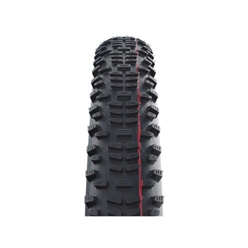 Detaljerad bild av ett Schwalbe Racing Ralph Super Race EVO 29 x 2,25 vikbart MTB-däck. Den mörka gummiblandningen framhävs av studiokvalitetsbelysning och tydliga detaljer i däckmönstret.