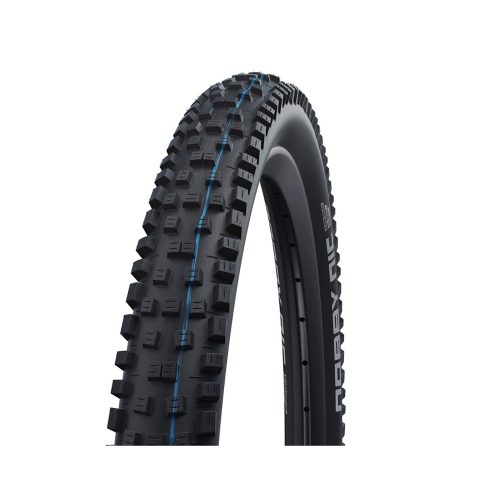 Närbild av ett Schwalbe Nobby Nic Evolution 27,5 x 2,25 MTB-däck. Däcket är svart med blå detaljer och tydliga mönster för bra grepp i terrängen. Studioljus framhäver detaljerna.
