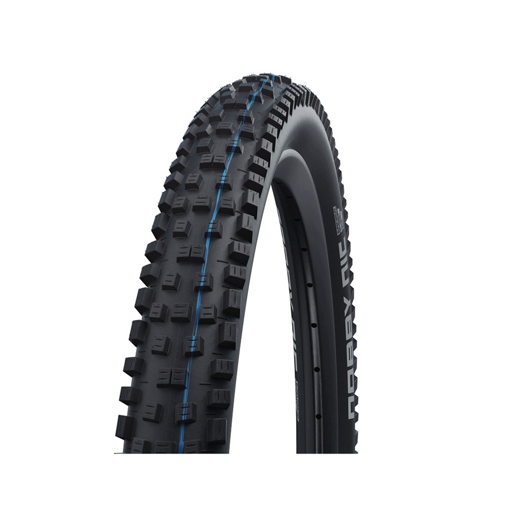 11654107 Närbild av ett Schwalbe Nobby Nic Evolution 27,5 x 2,25 MTB-däck. Däcket är svart med blå detaljer och tydliga mönster för bra grepp i terrängen. Studioljus framhäver detaljerna.