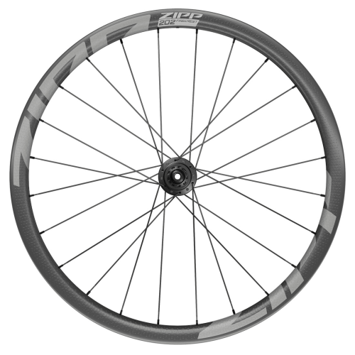 Detaljerat hjul Zipp 202 Firecrest med kolfiberfälg och eleganta grå detaljer. Hjulet är välbelyst och framhäver den fina strukturen och aerodynamiska designen. Skivbromskompatibel.