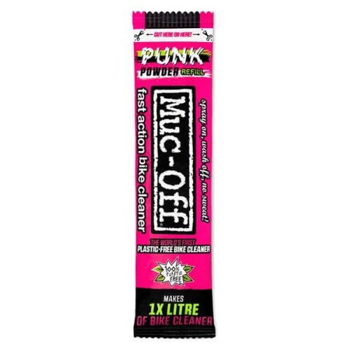 En färgstark förpackning av MUC-OFF Punk Powder Bike Cleaner, framställd i starkt ljus mot en vit bakgrund. Designen är modern med magenta, svart och neongröna detaljer som lovar snabb rengöring utan ansträngning, med fokus på miljövänlighet.