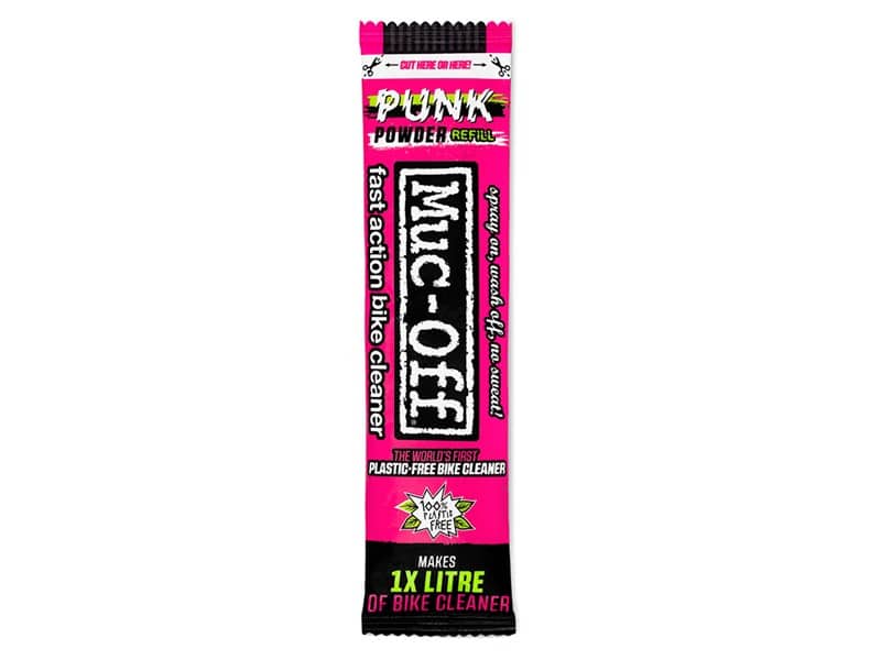 20561.jpg En färgstark förpackning av MUC-OFF Punk Powder Bike Cleaner, framställd i starkt ljus mot en vit bakgrund. Designen är modern med magenta, svart och neongröna detaljer som lovar snabb rengöring utan ansträngning, med fokus på miljövänlighet.