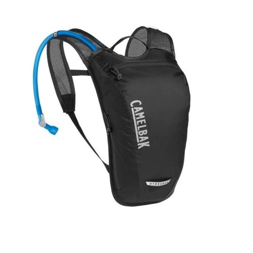 CamelBak Hydrobak med 1,5 liter blåsa är en svart vätskeryggsäck med justerbara axelremmar, ryggpaneler i mesh, dragkedja framtill och en blå drickslang på vänster rem. CamelBak-logotypen visas vertikalt på framsidan.