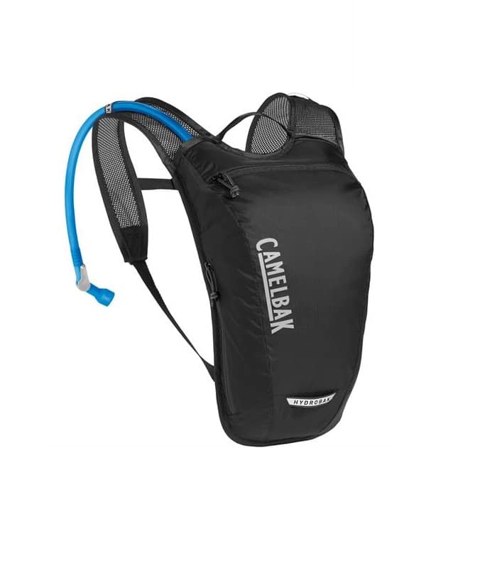 2405001000-1.jpg CamelBak Hydrobak med 1,5 liter blåsa är en svart vätskeryggsäck med justerbara axelremmar, ryggpaneler i mesh, dragkedja framtill och en blå drickslang på vänster rem. CamelBak-logotypen visas vertikalt på framsidan.
