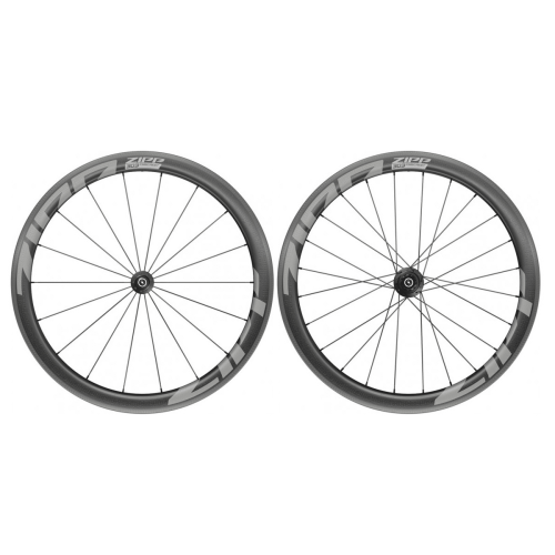 Två Zipp 303 Firecrest tubeless/clincher hjul i kolfiber visas mot en vit bakgrund. Hjulen har en djup profil och är märkta med "ZIPP" och "303 Firecrest".