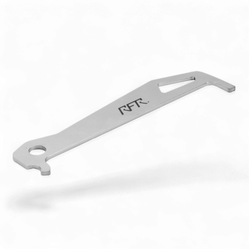 Kedjemätare RFR Chain Checker är ett silverfärgat metallverktyg med en platt kropp, en vinklad öppning i ena änden, ett stort hål i den andra och "RFR" ingraverat i mitten, mot en vit bakgrund.