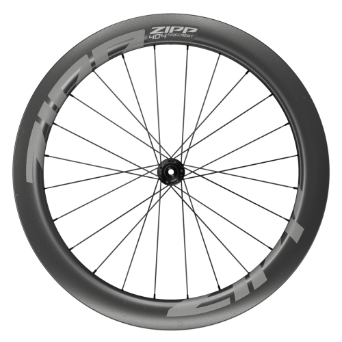 Ett detaljerat bakhjul Zipp 404 Firecrest TL Clincher Carbon Disc. Hjulet är centrerat i bilden med gråskaliga toner och skarpt fokus. Kolfiberstrukturen syns tydligt.