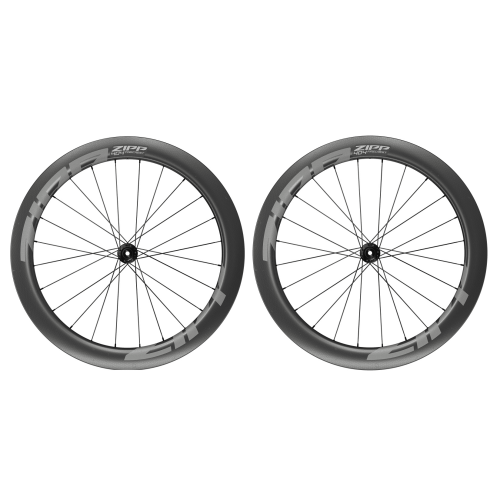 Två Zipp 404 Firecrest TL Clincher Carbon hjulpar, avsedda för fälgbroms. Hjulen har en grå finish och "Zipp 404 Firecrest" branding i silver. Ljuset är jämnt och framhäver hjulens aerodynamiska design.