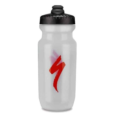 Flaska Specialized Little Big Mouth 500ml, som här visas i genomskinlig plast med svart skruvlock och en röd S-formad logotyp, har en kort, bred design och är avbildad mot en vit bakgrund.