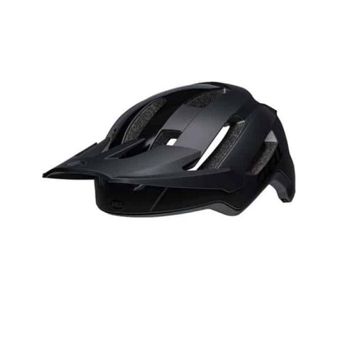 En svart Hjälm Bell 4Forty Air Mips cykelhjälm med visir, ventilationshål och invändig skumvaddering visas mot en vit bakgrund.
