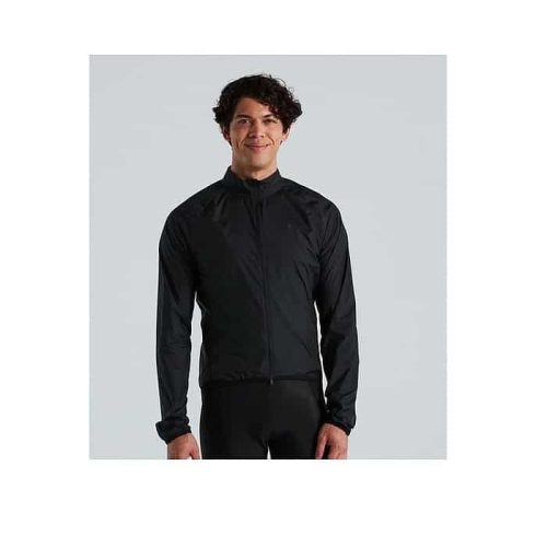En person som bär Specialized SL Pro Wind Jacket Men, en svart långärmad jacka med dragkedja, står vänd framåt mot en ljusgrå bakgrund.