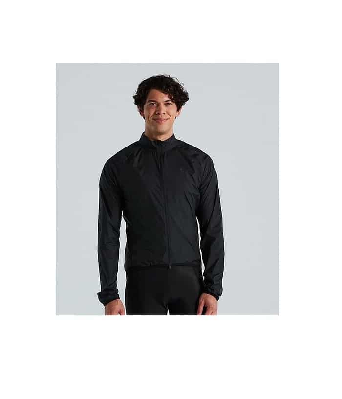64421-6904.jpg En person som bär Specialized SL Pro Wind Jacket Men, en svart långärmad jacka med dragkedja, står vänd framåt mot en ljusgrå bakgrund.