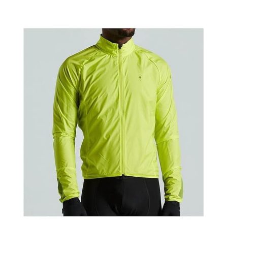 En person iklädd Specialized Hyprviz SL Pro Wind Jacket Men - en ljusgul långärmad cykeljacka med dragkedja framtill - och svarta cykelbyxor; endast överkroppen syns mot en enfärgad bakgrund.