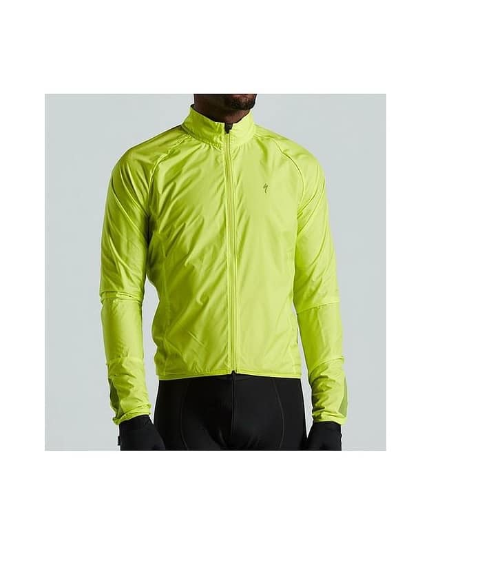 64421-7006.jpg En person iklädd Specialized Hyprviz SL Pro Wind Jacket Men - en ljusgul långärmad cykeljacka med dragkedja framtill - och svarta cykelbyxor; endast överkroppen syns mot en enfärgad bakgrund.