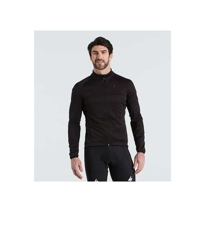 64422-3202.jpg En man med kort mörkt hår och skägg är klädd i Specialized RBX Comp Softshell Jacket Men, en svart sportjacka med lång ärm och dragkedja, med svarta cykelshorts, och står mot en ljusgrå bakgrund.