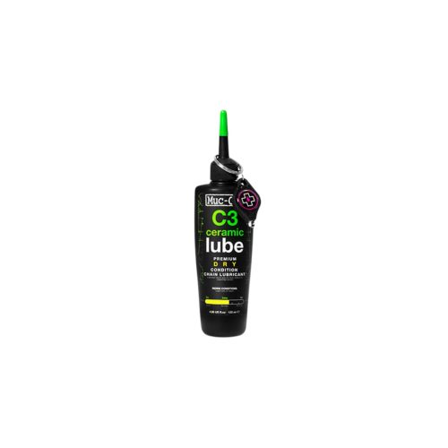 En svart flaska på 120 ml med produkten ”Kedjeolja Muc-Off Dry Lube C3 Ceramic”, med grön spets och en fastsatt nyckelring, visas. Etiketten anger att det är ett högkvalitativt torrsmörjmedel för cykelkedjor. Bakgrunden är vit.