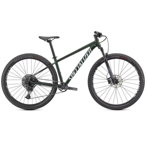 En svart MTB 27,5" Specialized Rockhopper Expert mountainbike med rakt överrör, framgaffel med fjädring, skivbromsar och knobbydäck, visad i profil mot en vit bakgrund.