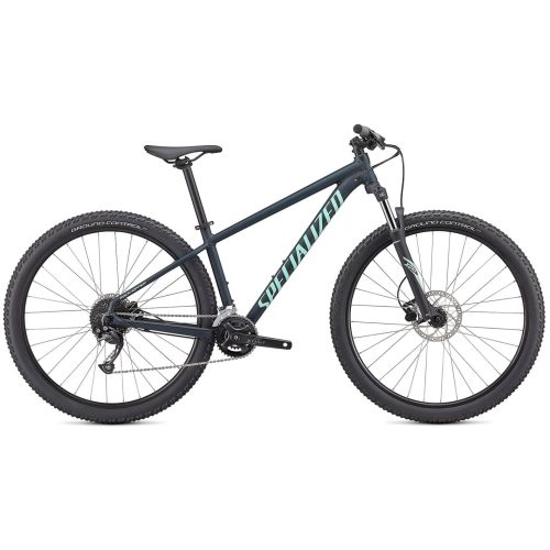 En grön Specialized Rockhopper Sport MTB 27,5" med framfjädring, platt styre, skivbromsar och stora knobbydäck, sedd från sidan mot en vit bakgrund.