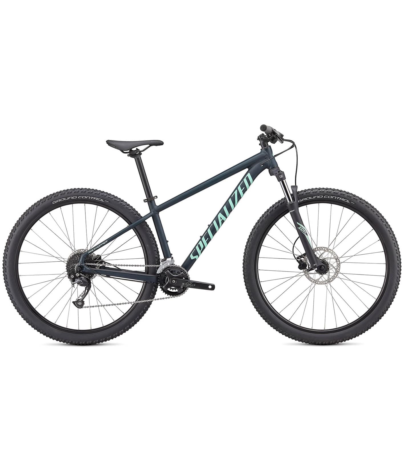 91520-6301_28002.jpg En grön Specialized Rockhopper Sport MTB 27,5" med framfjädring, platt styre, skivbromsar och stora knobbydäck, sedd från sidan mot en vit bakgrund.
