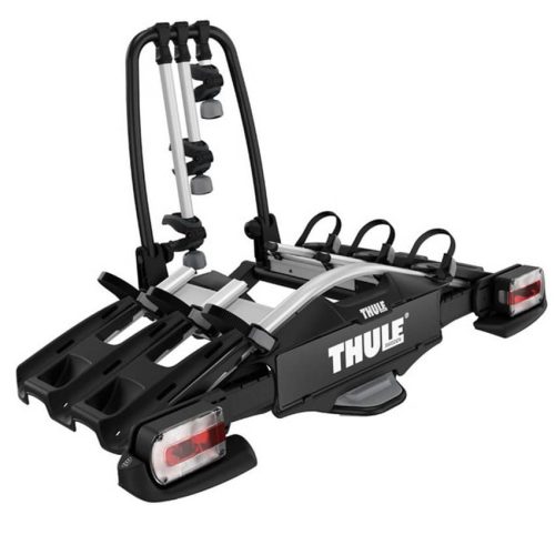 Cykelhållare Thule VeloCompact 3 13-Pin är en svart cykelhållare för bilens dragkrok med justerbara remmar, hjulhållare och integrerade bakljus, utformad för att bära flera cyklar på ett säkert sätt.
