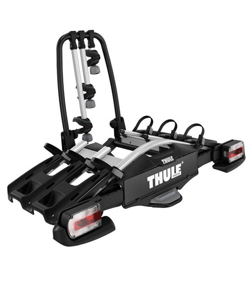 927002.jpg Cykelhållare Thule VeloCompact 3 13-Pin är en svart cykelhållare för bilens dragkrok med justerbara remmar, hjulhållare och integrerade bakljus, utformad för att bära flera cyklar på ett säkert sätt.