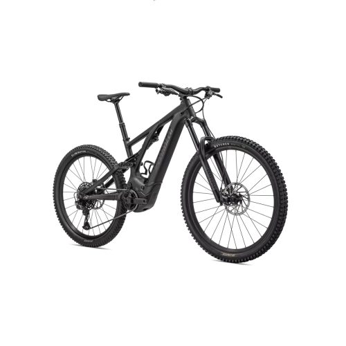 En matt svart Specialized Levo Alloy el-mountainbike avbildad i studioljus. Detaljerade däckmönster och dämpare är tydligt framträdande på cykeln.