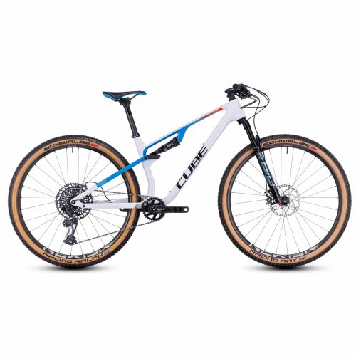 MTB 29" Cube Ams Zero99 C:68X SLX är en vit och blå helfjädrad mountainbike med tan-walledäck, svart styre och "CUBE"-märke på ramen, visad i sidoprofil mot en vit bakgrund.