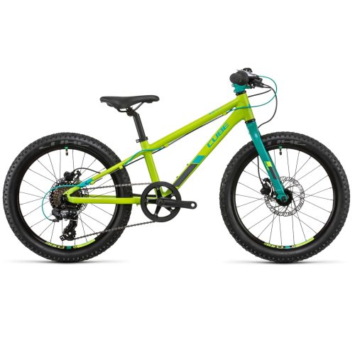 Barncykel 20" Cube Acid 200 Disc 7 växlad är en limegrön och turkos mountainbike för barn med tjocka svarta däck, skivbromsar, svart sadel och platt styre, som visas i sidoprofil mot en vit bakgrund.