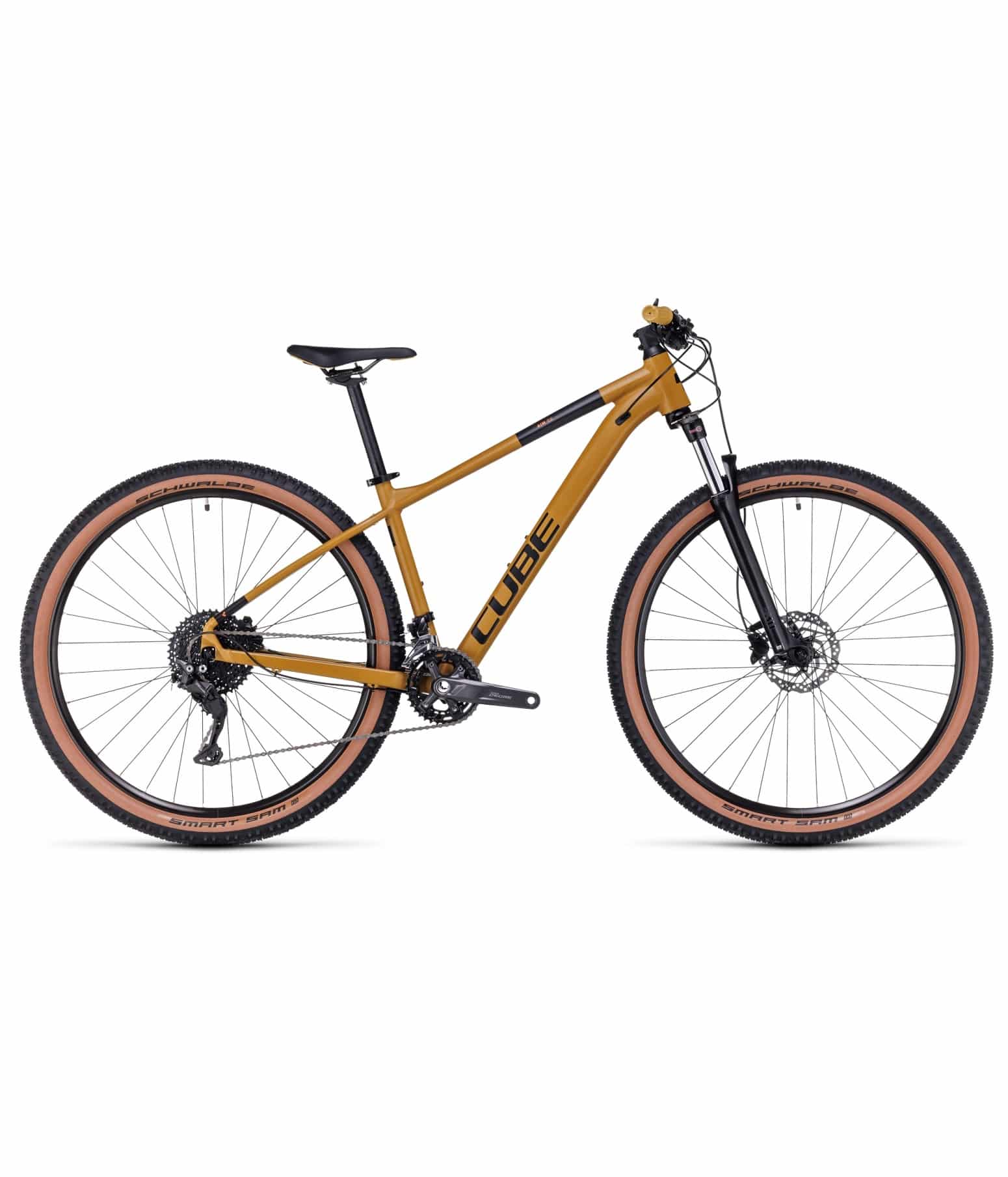 Aim-EX-Caramel-23.jpg Sidovy av en mountainbike med guldfärgad ram, svart sadel, styre och ekrar samt däck med solbruna sidor. Cykeln har "CUBE"-märke på ramen och har framfjädring.
