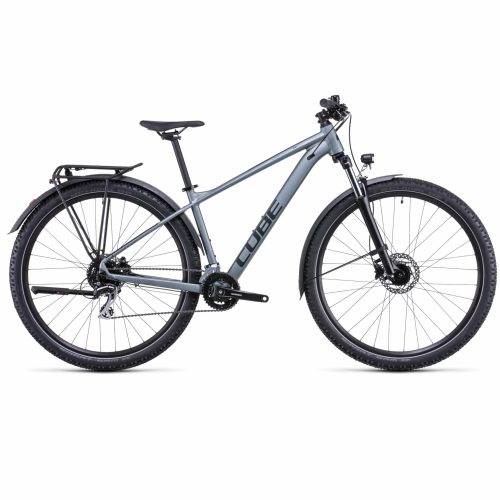 En City-MTB Cube Aim Race Allroad 27,5" i grått, med fjädring fram, pakethållare bak, skivbromsar och knobbydäck, sedd från sidan mot en vit bakgrund.
