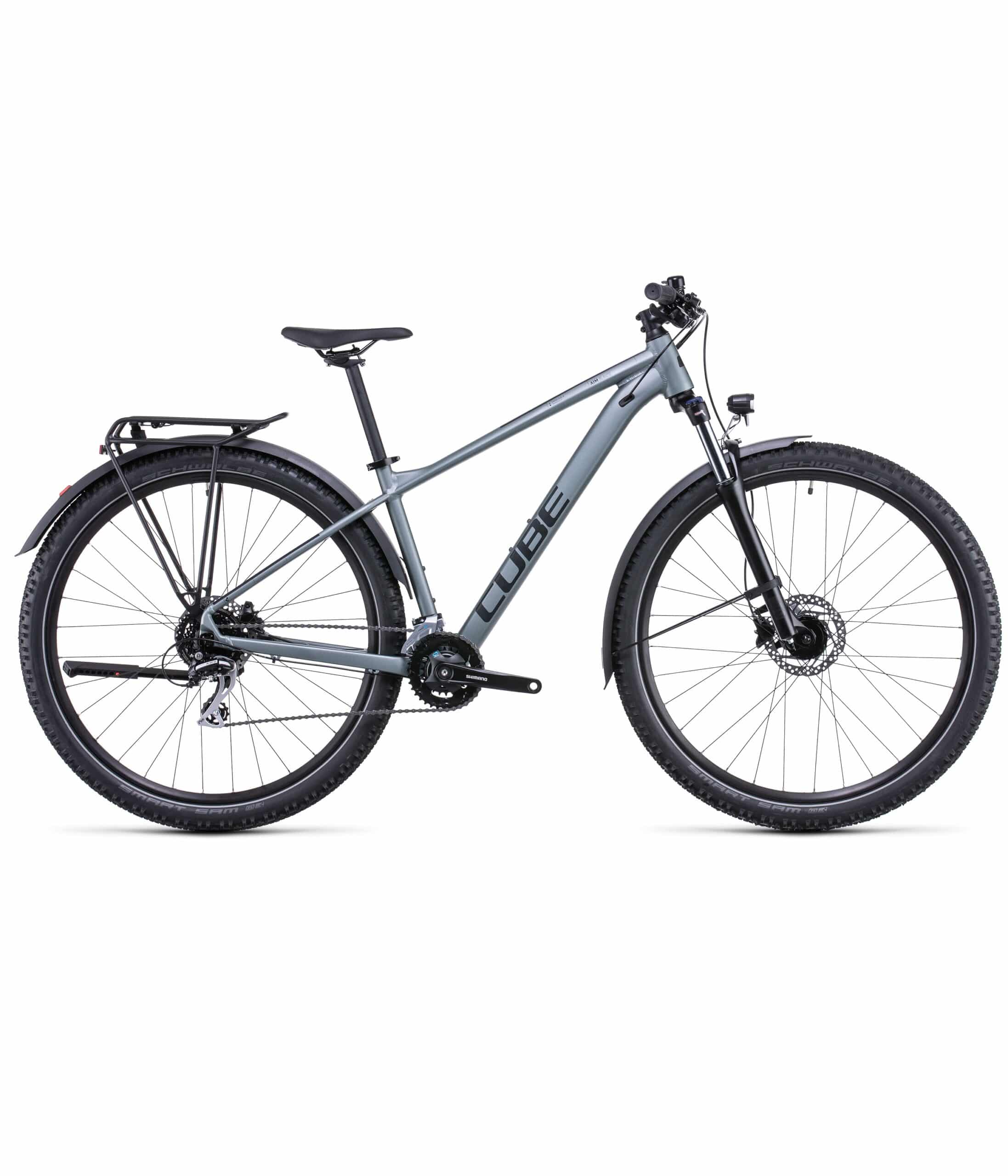 Aim-Race-allroad-22-scaled-1.jpg En City-MTB Cube Aim Race Allroad 27,5" i grått, med fjädring fram, pakethållare bak, skivbromsar och knobbydäck, sedd från sidan mot en vit bakgrund.
