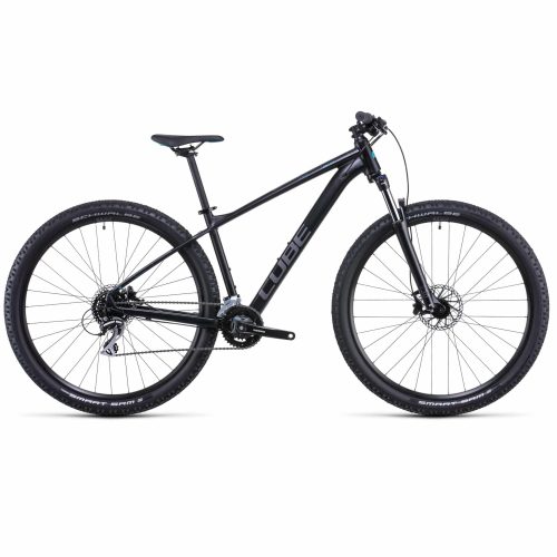 MTB 29" Cube Aim Race - 2x8s, en svart mountainbike med 29-tumshjul, framfjädring, skivbromsar och platt styre, visas i profil mot en vit bakgrund.