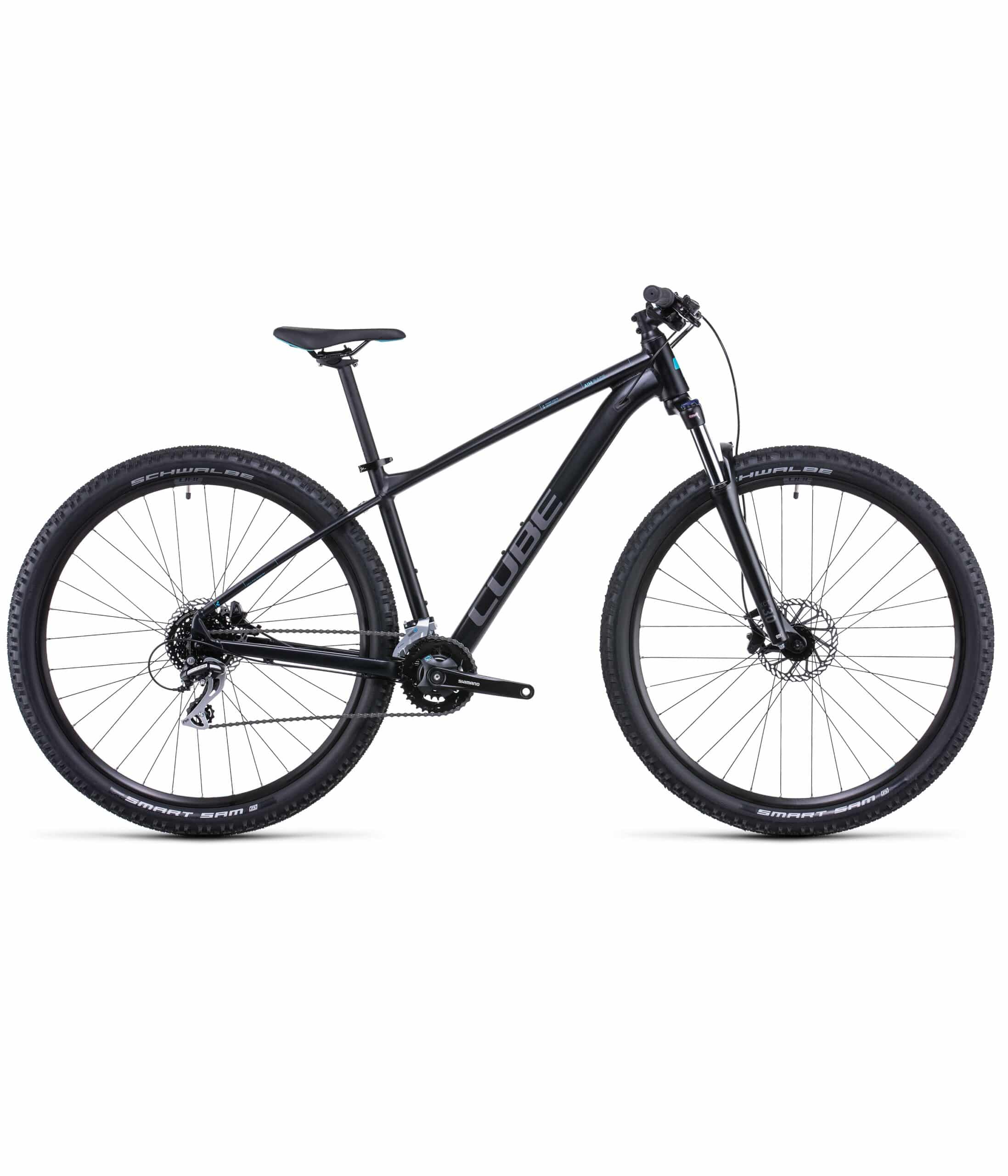 Aim-Race-gra-22-scaled-1.jpg MTB 29" Cube Aim Race - 2x8s, en svart mountainbike med 29-tumshjul, framfjädring, skivbromsar och platt styre, visas i profil mot en vit bakgrund.