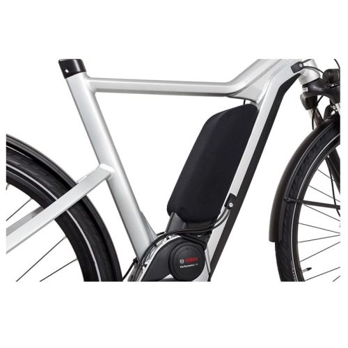 Närbild av ramen på en silverfärgad elcykel, som visar det svarta Bosch-batteriet som är monterat på det nedre röret och delar av bak- och framhjulen.