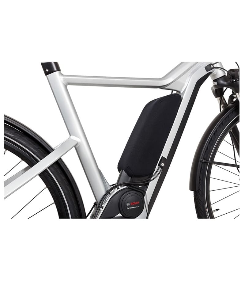 Akku-cover-Bosch.jpg Närbild av ramen på en silverfärgad elcykel, som visar det svarta Bosch-batteriet som är monterat på det nedre röret och delar av bak- och framhjulen.