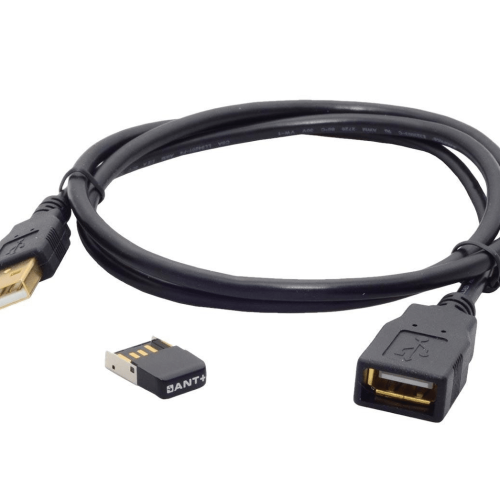 Ett svart USB-förlängningskabel ligger ringlat bredvid en ANT+-dongel. Båda objekten syns tydligt mot den vita bakgrunden, med starkt ljus som framhäver detaljerna och texturerna.